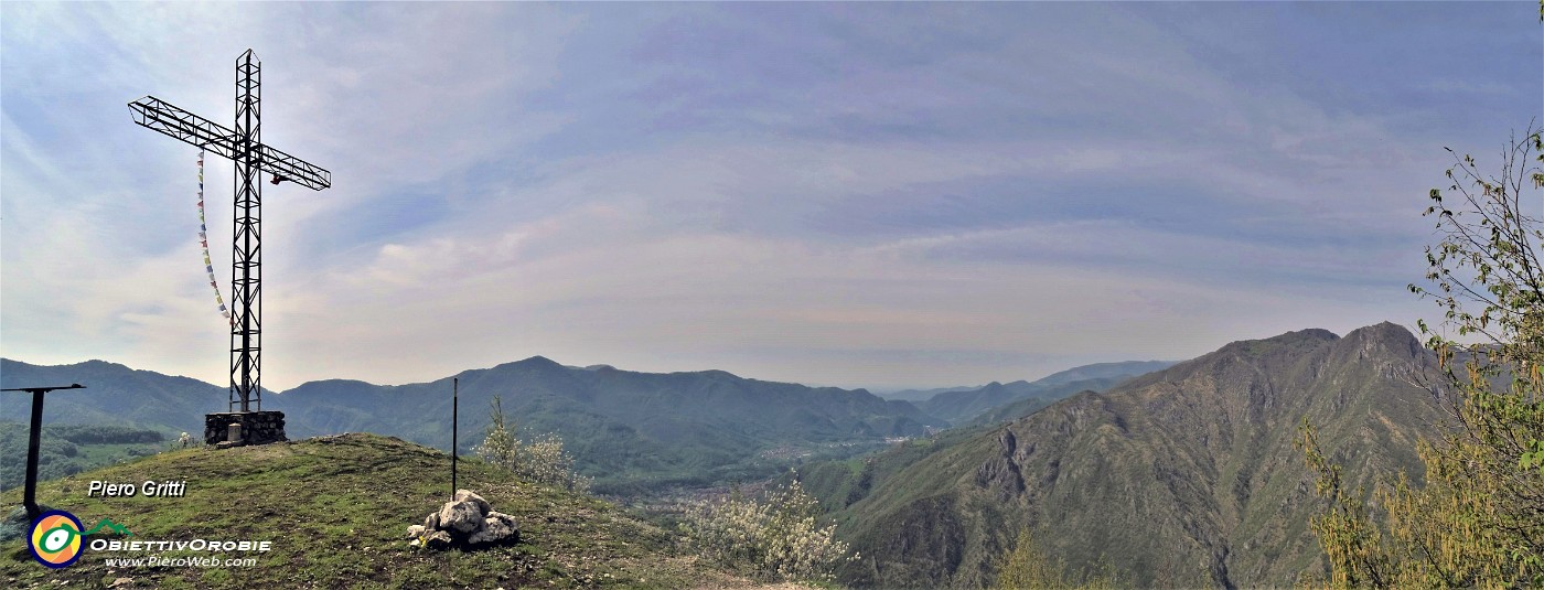 48 Alla croce di vetta del Pizzo di Spino (958 m) con vista verso la conca di Zogno.jpg